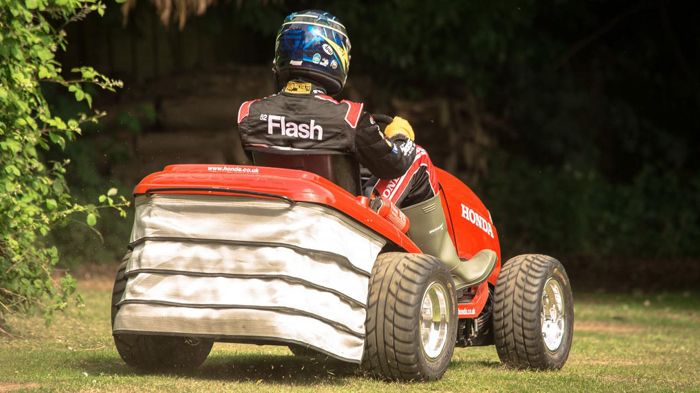 Το Mean Mower διαθέτει δύο ηλεκτρικά μοτέρ που περιστρέφουν τις πάχους 3 χιλ. ατσάλινες λεπίδες στις 4000 στροφές και μεταφέρουν τα χόρτα σε μια θήκη 